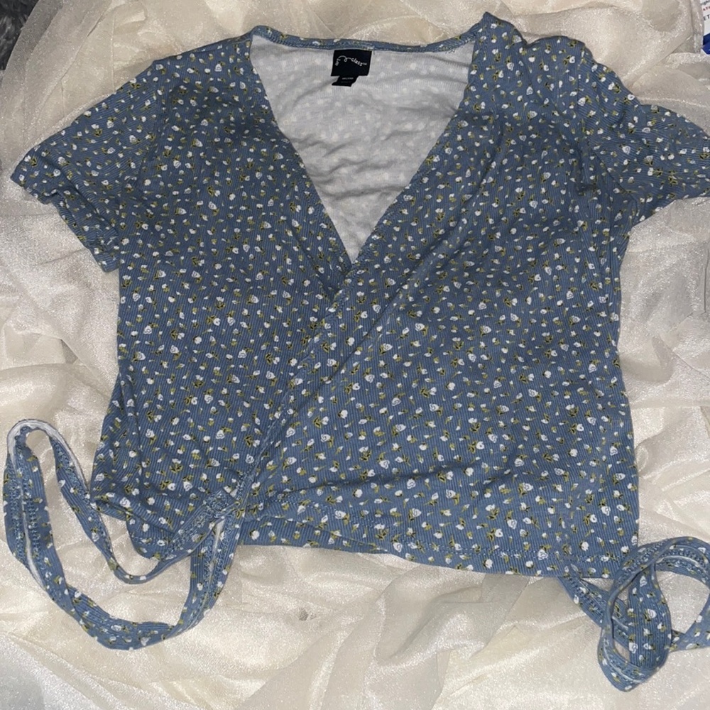 Size medium but wraps around so would fit small as well!